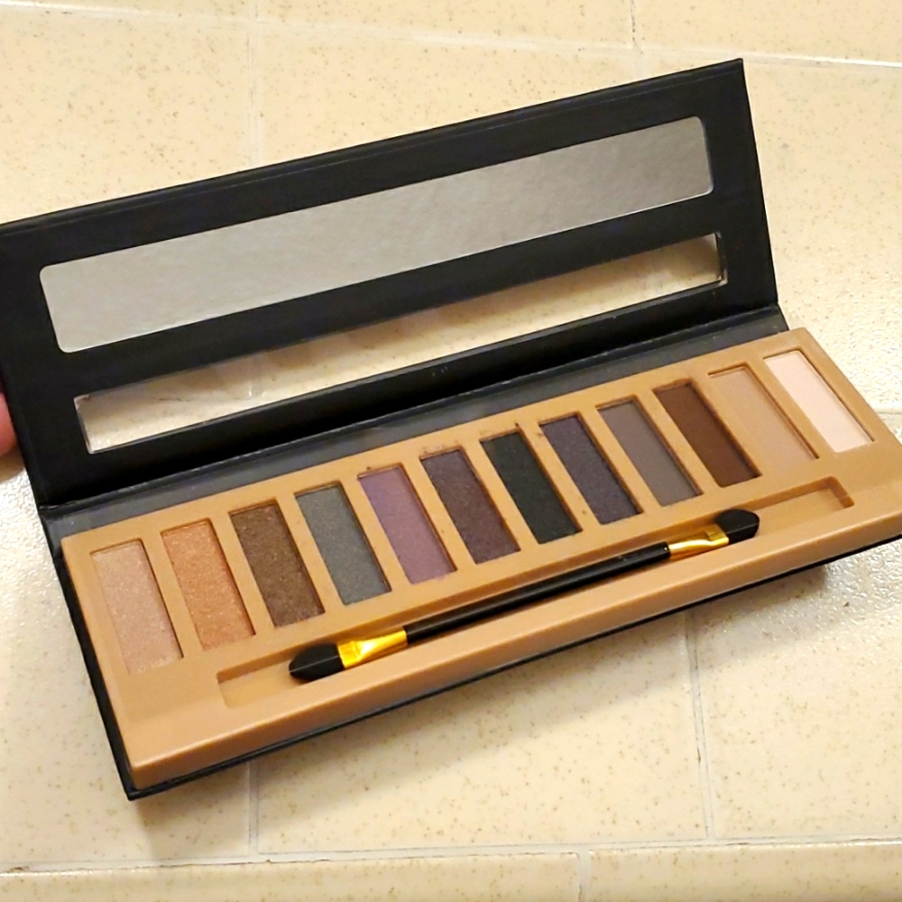 Best Land Nakeds 12 color Eyeshadow Palette w/ applicator & mirror